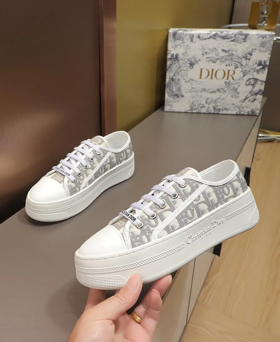 👟👟Ex-factory price 440👟👟 DIOR Dior's new thick-soled sports white shoes, electro-embroidered fabric, embroidered letters, breathable mesh lining, sheepskin for foot pads, lightweight outsole. Size: 35-40 (41 customized)